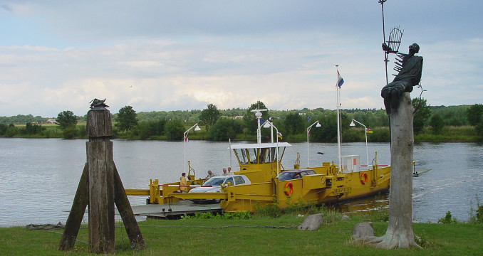 Veerpont bij Broekhuizen aan de Maas