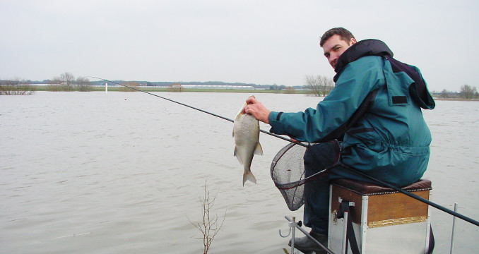 Vissen in de Maas in de winter